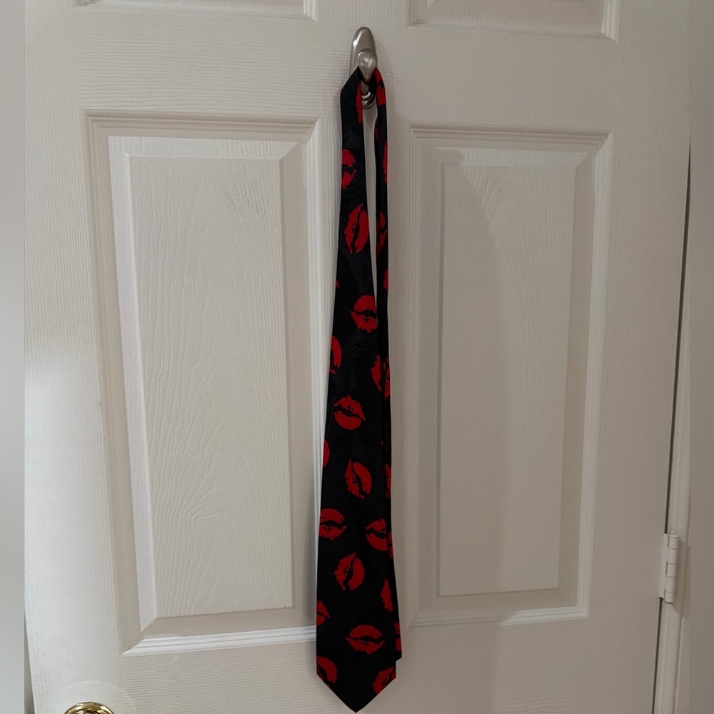 Stylish Black and Red Kiss Print Tie surrey